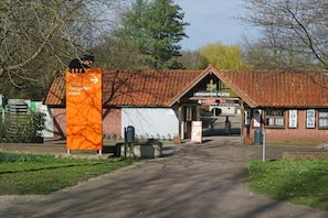 A building with a sign for Tiergarten Kleve and a covered entrance. - Holiday apartment Klever Berg (Kleve)