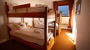 A bunk bed room with a view of the outdoors through a window. - Bike & Bikers Hotel (Ampezzo)