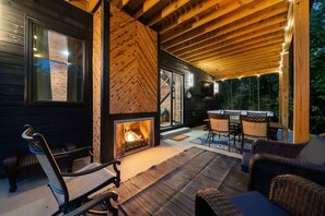 Ein gemütliches Interieur mit Kamin, Holzbalkendecke und Essbereich.