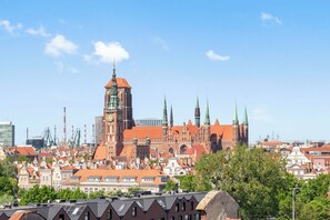 Ein historisches Gebäude mit mehreren Türmen und einem markanten Glockenturm.