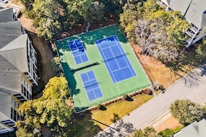 An aerial view of a tennis court surrounded by trees and residential buildings. - 10% off 3-7 nights thru Dec. 2BR 2BA condo. Lake view, gated comm. Short walk to beach. (North Myrtle Beach)