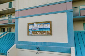 Ein Gebäude mit einer Aufschrift 'Pinnacle' und einem Gemälde eines Segelboots.