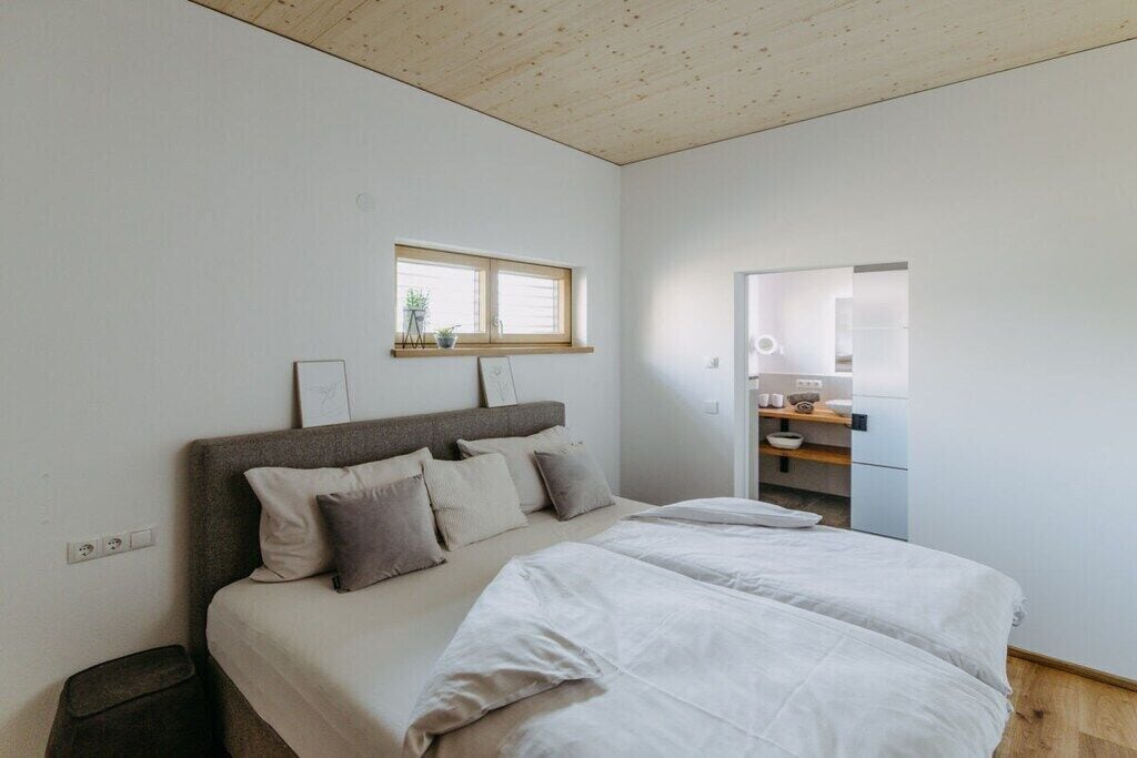 WiFi (free), bed sheets