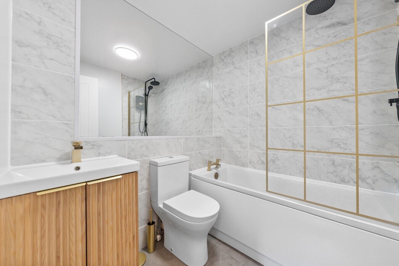 Une salle de bain moderne équipée de toilettes, d’un lavabo et d’une baignoire.