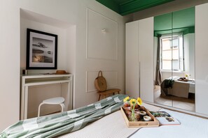 A bedroom with a bed, a desk, a chair, a window, and a door. - Incanto 107 (Como)
