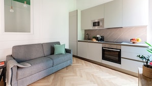 Cozinha moderna com forno embutido, micro-ondas e pia.