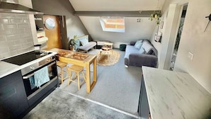 A compact living space with a kitchen, dining area, and seating area. - Gracious Apartment in Historic Sheffield Georgian Quarter (Sheffield City Centre)