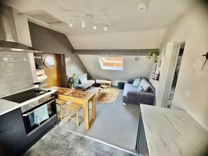 A compact living space with a kitchen, dining area, and seating area. - Gracious Apartment in Historic Sheffield Georgian Quarter (Sheffield City Centre)
