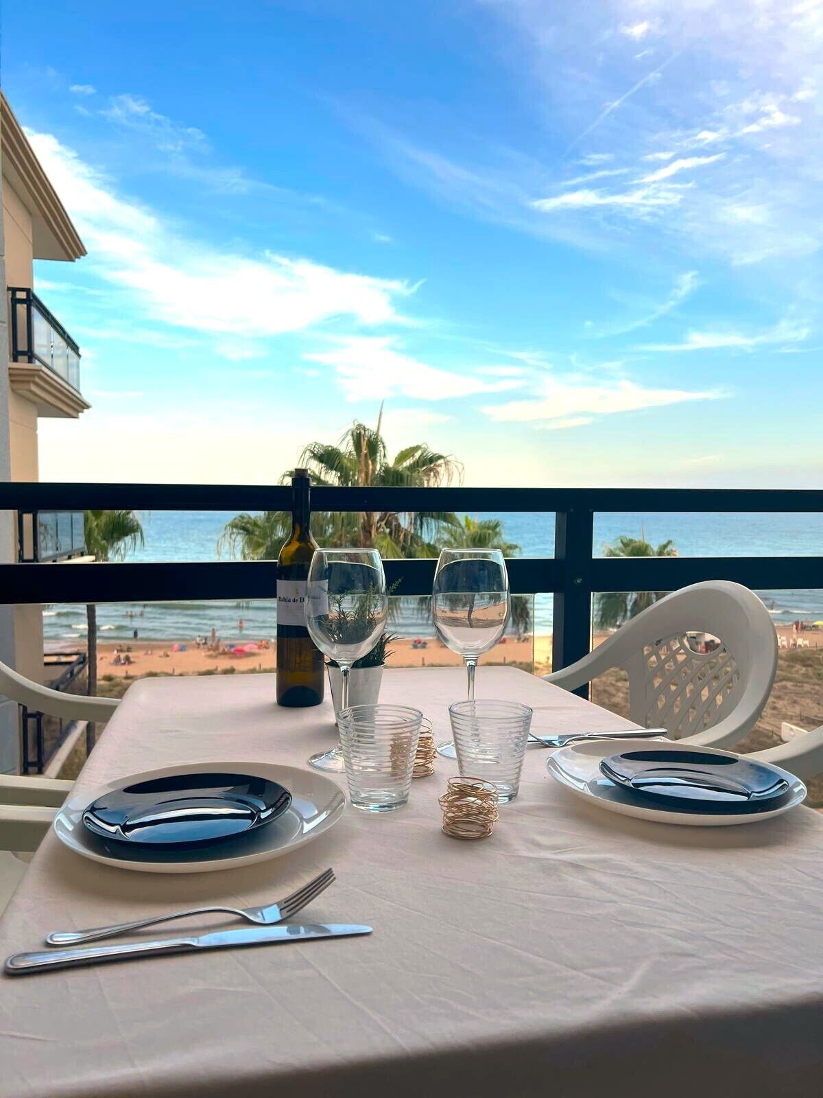 Ein Tisch für zwei Personen mit Blick auf Strand und Meer.