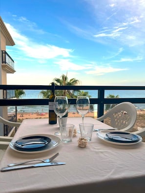 Outdoor dining - Vrbo Property (Daimús)