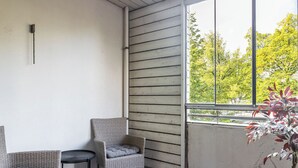 Condo superior, vista a la ciudad | Balcón