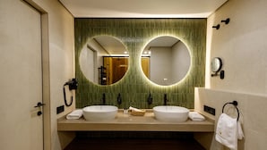 Suite presidencial, balcón, vista al mar | Baño | Secadora de cabello, toallas, jabón, shampoo 