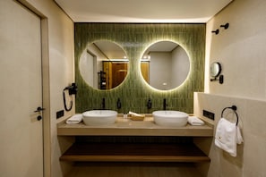A bathroom with two sinks, a mirror, and a towel rack. - Guardamar hotel (Guardamar del Segura)