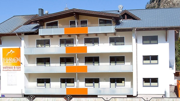 Un hôtel à plusieurs étages doté de balcons, d’un spa et proposant des services de bien-être.
