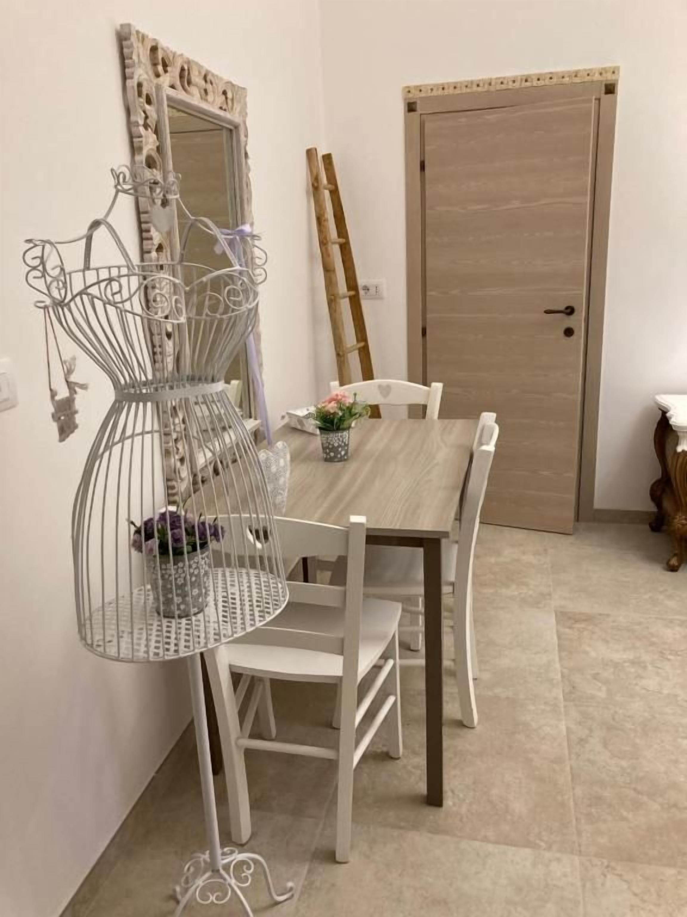 Kamar Triple Deluks, patio, pemandangan kebun (Perla) | Tempat makan