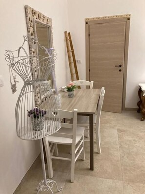 Deluxe Triple Room, Patio, Garden View | Tempat makan