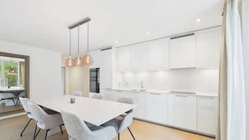 Apartamento, 2 quartos, acessível, sacada | Sala de jantar