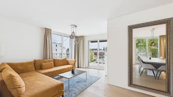 Apartamento, 2 quartos, acessível, sacada | Sala de estar | Livros