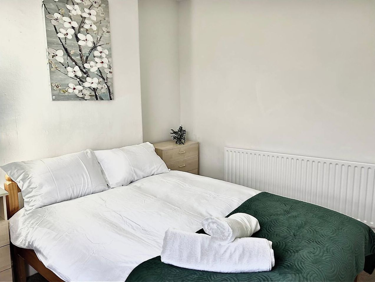 Desk, iron/ironing board, WiFi, bed sheets