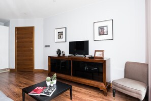 Interior - Modern apartment in a prestigious riverside development in Chelsea Bridge Wharf. (London)