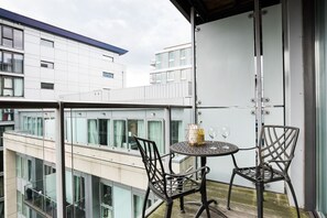 Outdoor dining - Modern apartment in a prestigious riverside development in Chelsea Bridge Wharf. (London)