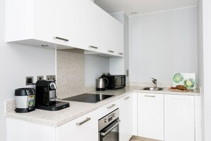 Private kitchen - Modern apartment in a prestigious riverside development in Chelsea Bridge Wharf. (London)