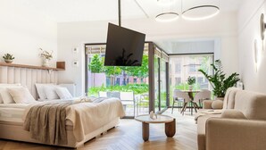 Ein modernes Wohnzimmer mit einer Couch, einem Couchtisch und einem an der Wand befestigten Fernseher.
