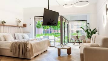 Ein modernes Wohnzimmer mit einer Couch, einem Couchtisch und einem an der Wand befestigten Fernseher.