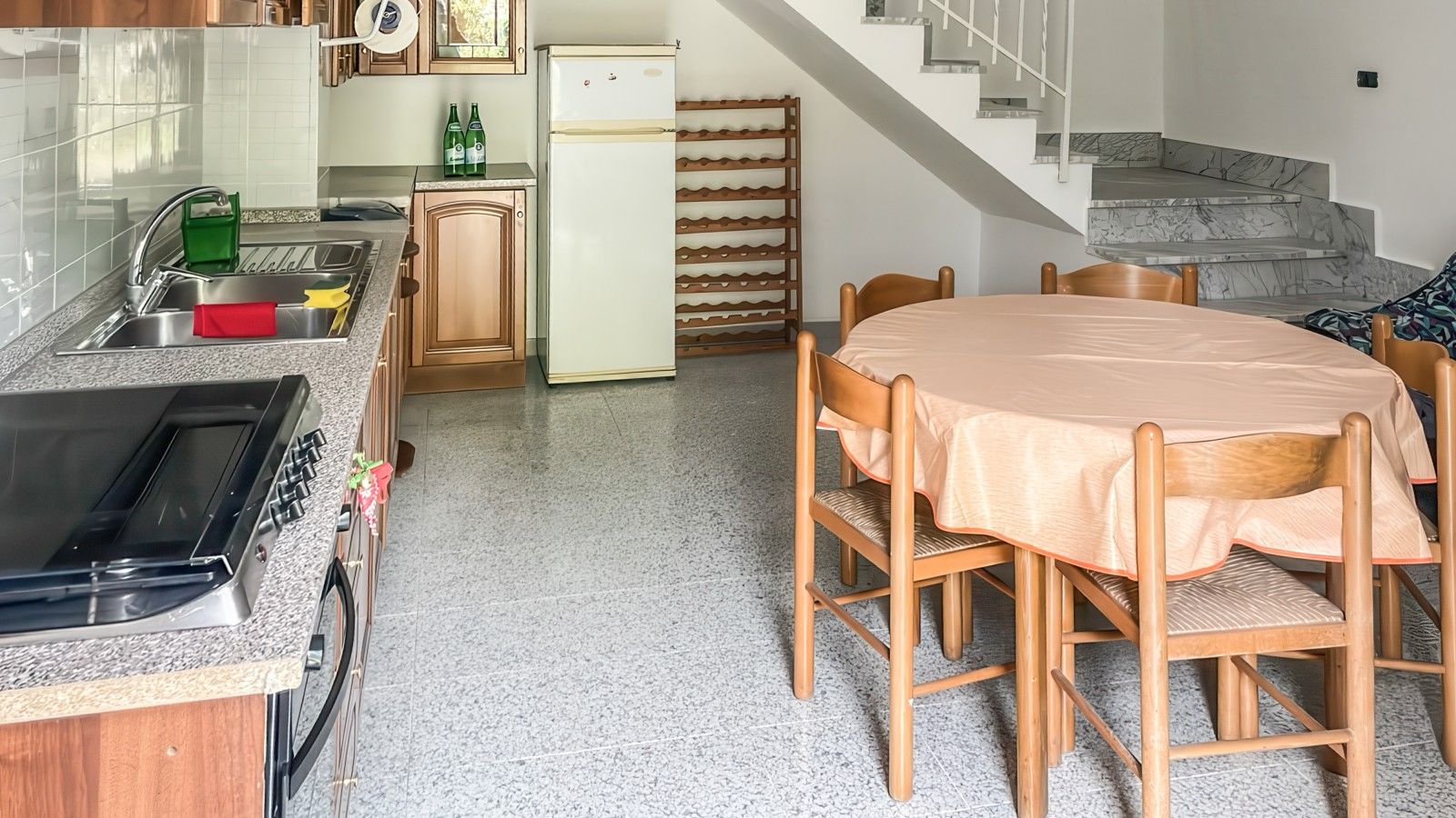Cafetera i tetera, frigorífic, forn i placa de cuina 