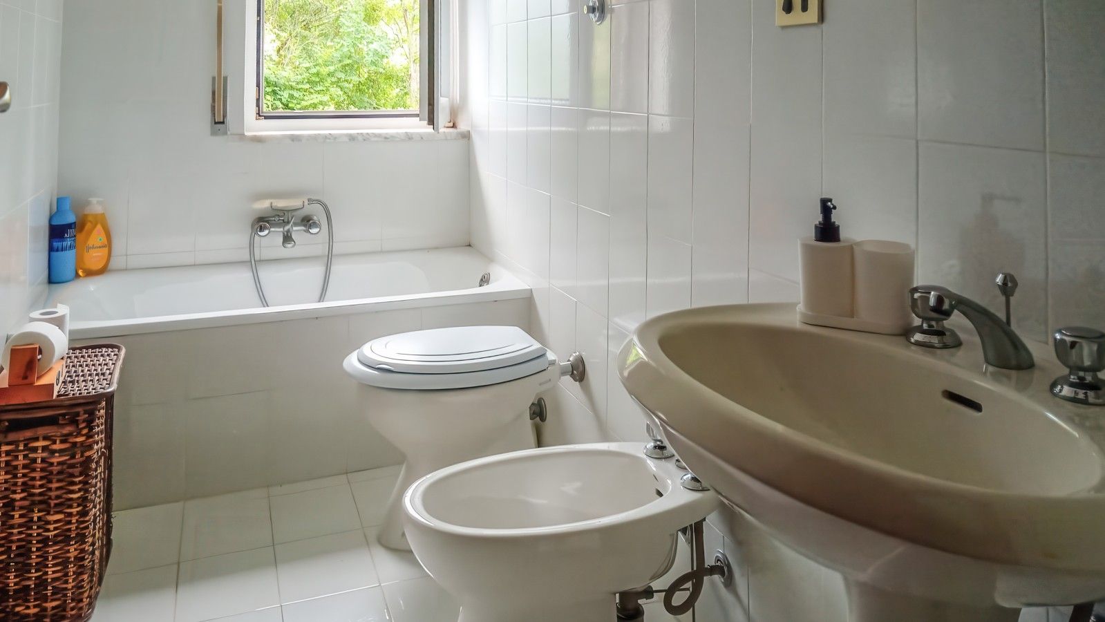 Ein Badezimmer mit Badewanne, Toilette und Waschbecken.