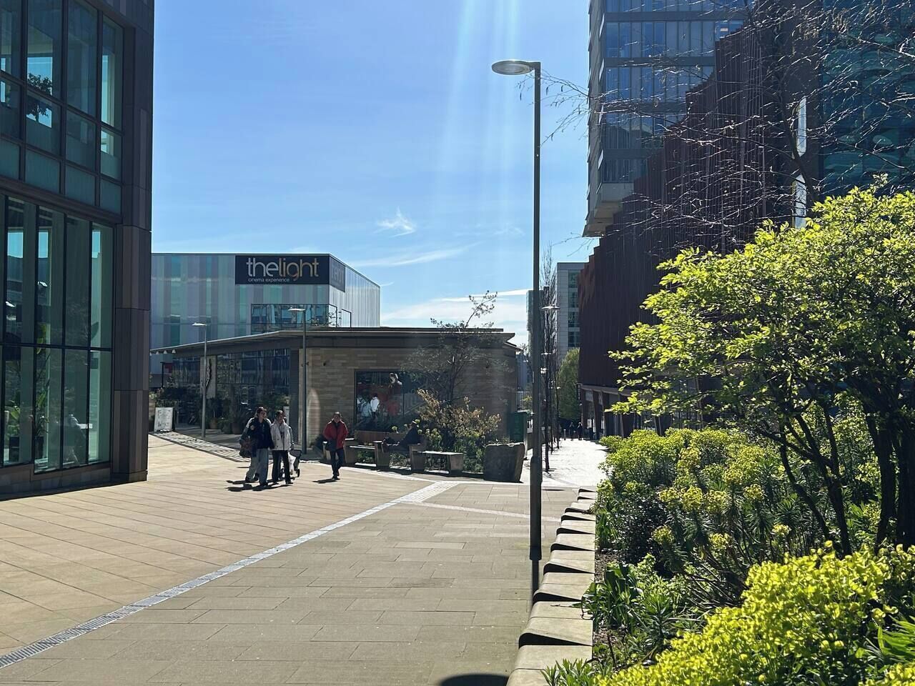 Un bâtiment moderne doté d’une façade en verre et d’une enseigne indiquant « thelight ».