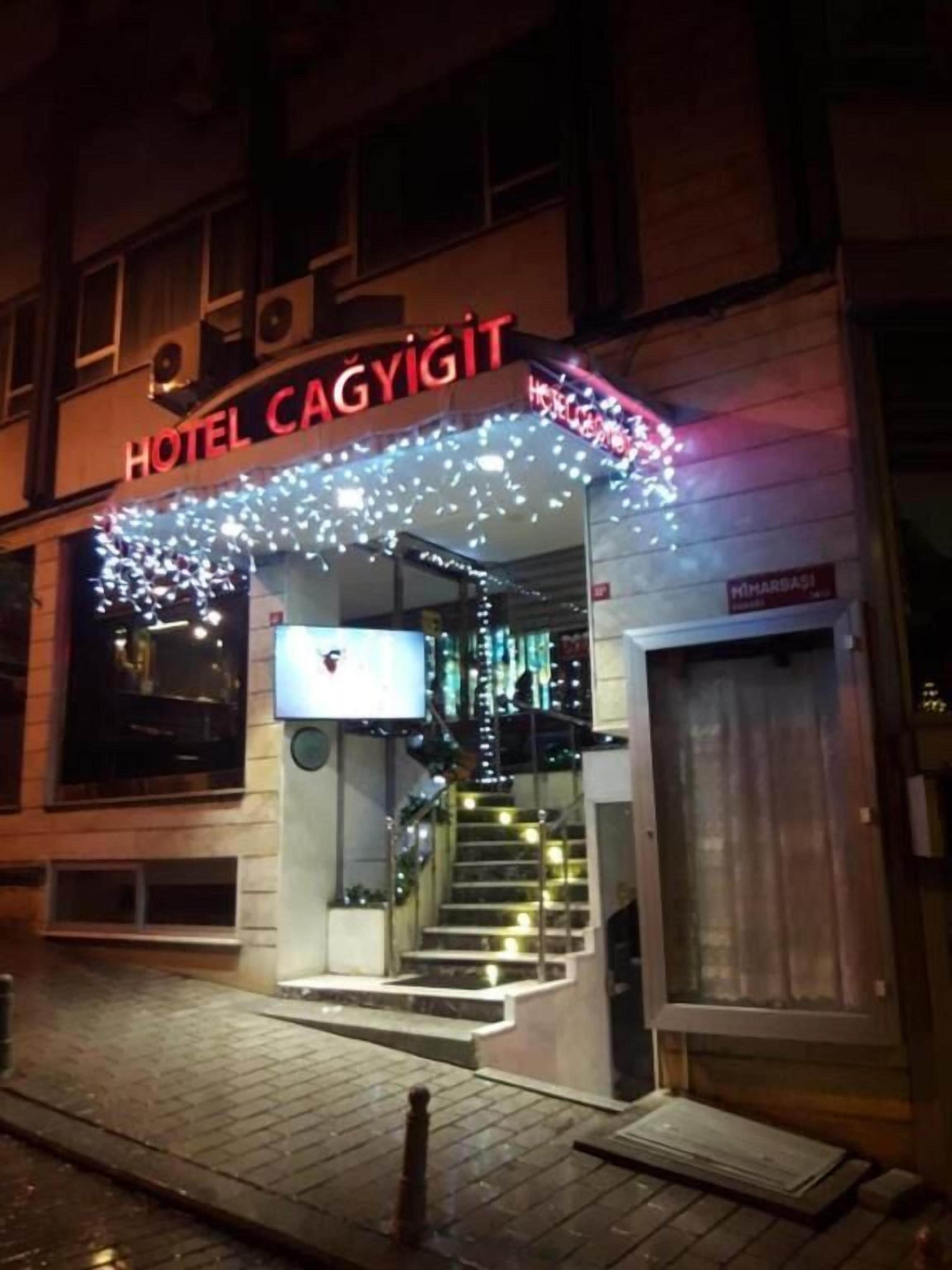 L'ingresso di un hotel con un cartello che riporta 'HOTEL CAGYIGIT' e una scalinata che conduce all'ingresso.