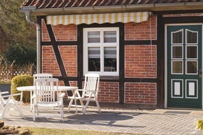 A brick building with a green door and white-framed windows. - Holiday apartment with 3 bedrooms (Munster)