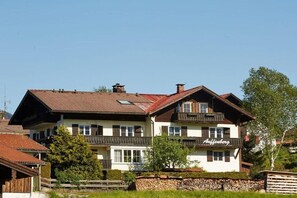 A two-story building with a balcony and a sign that reads 'Aufenberg.' - Fellhorn in the Auffenberg guesthouse (Fischen)