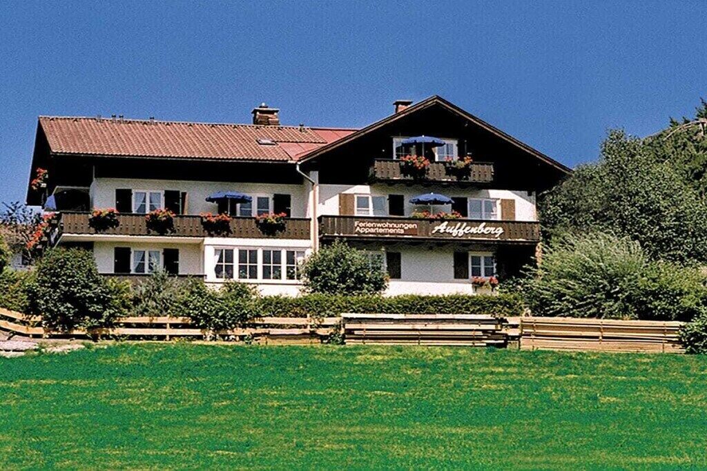 Un edificio a due piani con un cartello che indica che si tratta di una pensione o un hotel.