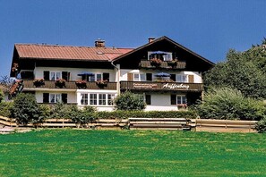A two-story building with a sign indicating it is a guesthouse or hotel. - Fellhorn in the Auffenberg guesthouse (Fischen)