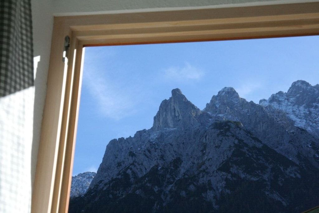 Vista di montagna attraverso un telaio di finestra.