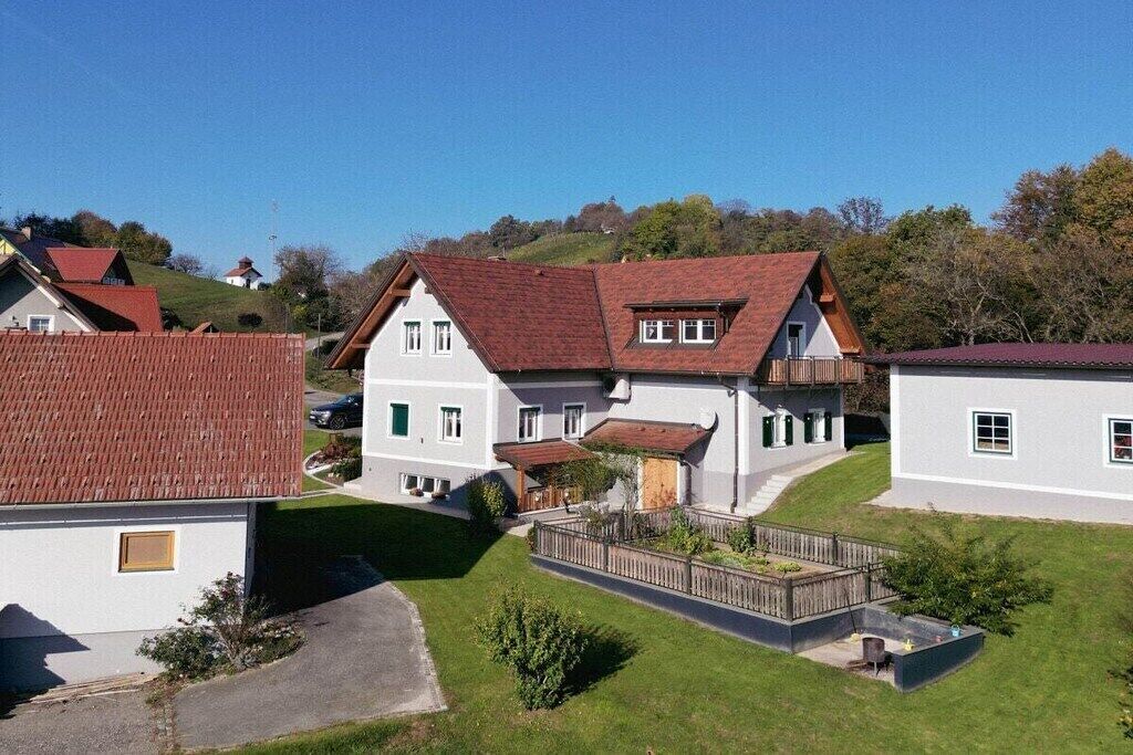 Un quartier résidentiel où les maisons sont dotées de toits à pignon et d’une pelouse bien entretenue.