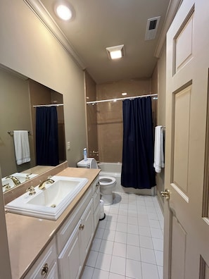 Un bagno con doppio lavandino, toilette e vasca da bagno.