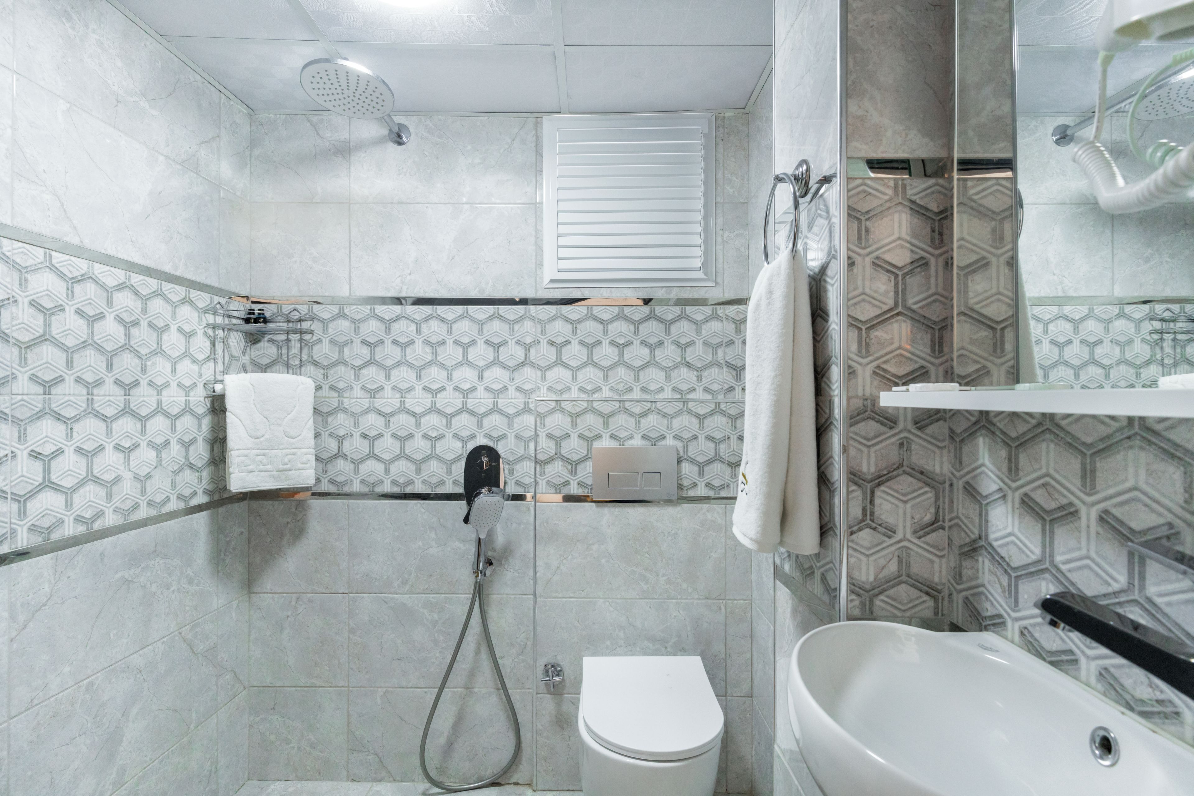 Quarto econômico, ar-condicionado, vista para a cidade | Banheiro | Chuveiro, produtos de toalete grátis, secador de cabelo 