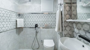 Economy Room, Air conditioning, City View | Bathroom | Shower, free toiletries, hair dryer, towels - Marine Point Pansiyon (Antalya)