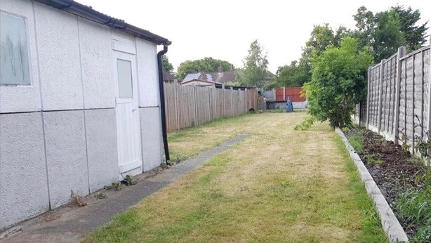 Property grounds - 3 Bedroom House Sleeps 6 -garden -private Parking (Feltham)