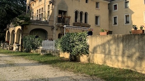 Un edificio grande e histórico con varias alas y una torre destacada.