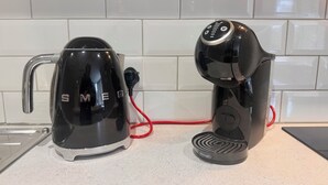 Deux machines à café, l’une avec une poignée et l’autre dotée d’une interface numérique, sont posées sur un plan de travail de cuisine.