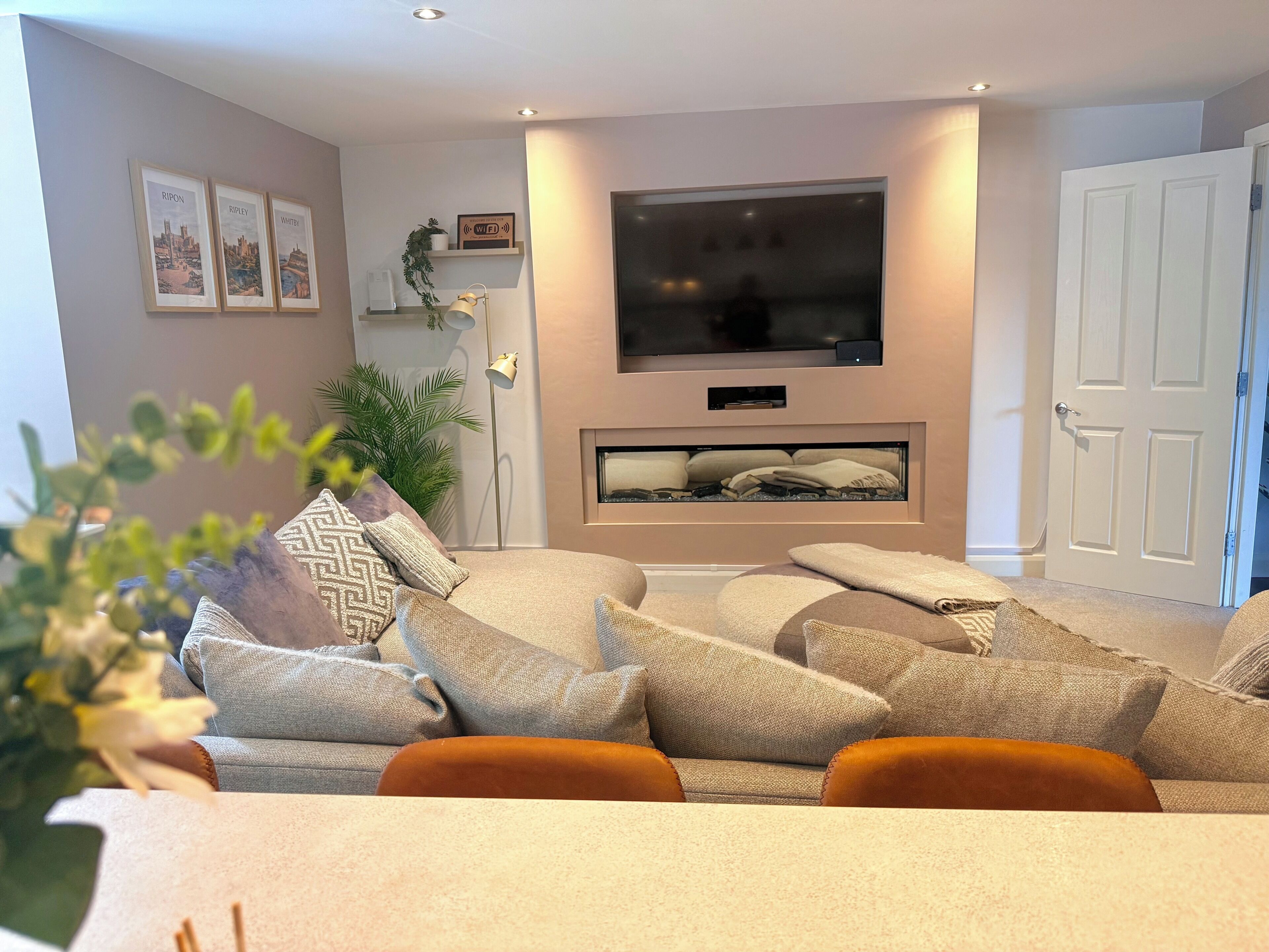 2 Secure Parking Spaces Minutes From Harrogate Town Centre. 2 Beds & Bunk Bed - Knaresborough