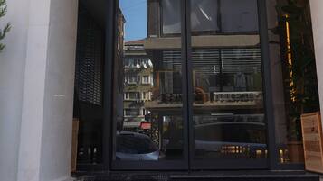La entrada a un edificio con un letrero que dice 'CELIK PALACE'.