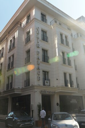 A multi-story building with the name 'CELIK PALACE' prominently displayed. - ÇELİK PALACE HOTEL (İstanbul)