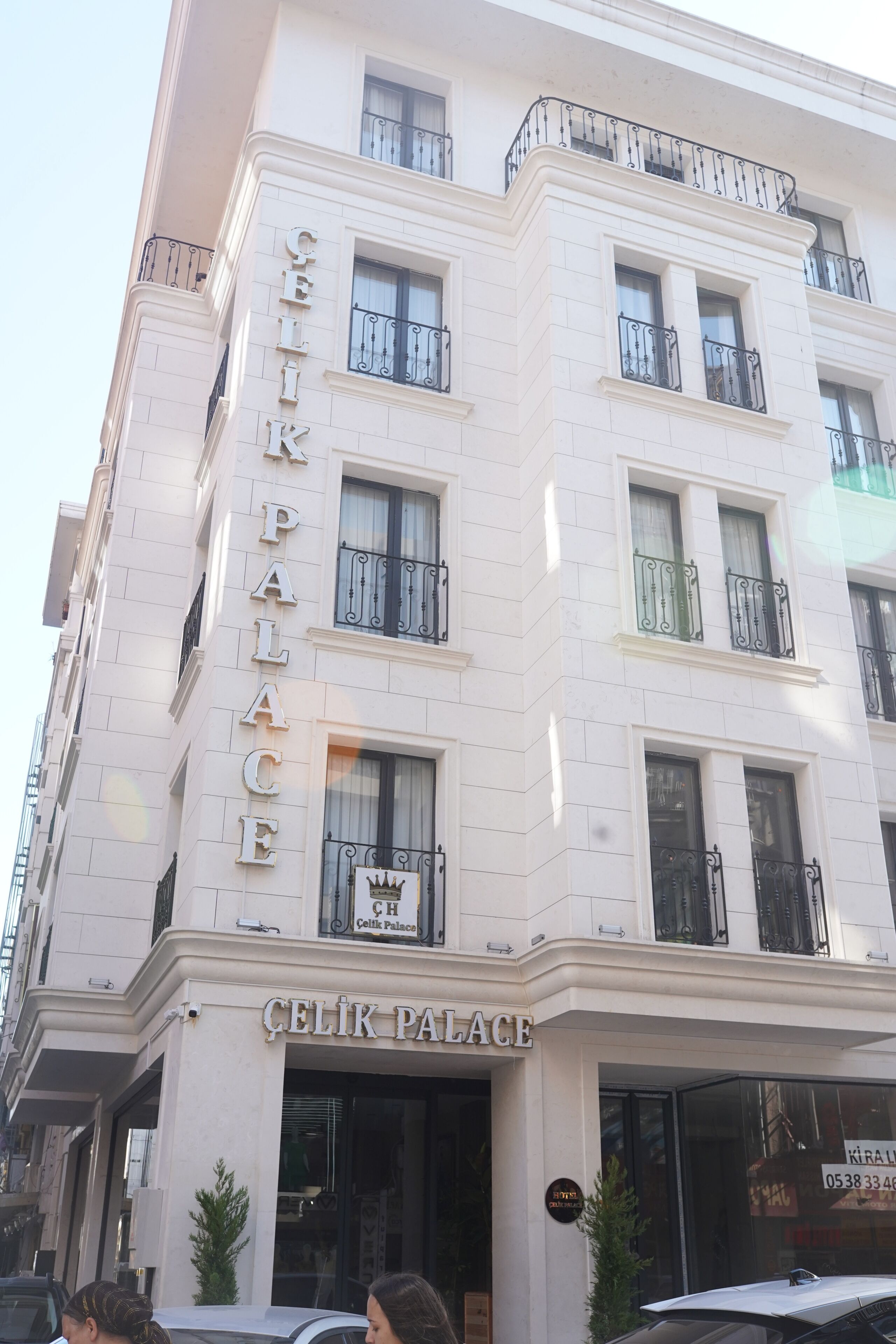 Un edificio de varios pisos con el letrero 'CELIK PALACE' que indica que es un hotel.