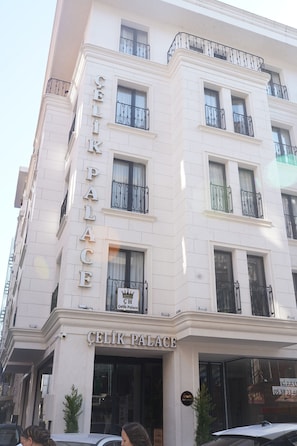 A multi-story building with the sign 'CELIK PALACE' indicating it is a hotel. - ÇELİK PALACE HOTEL (İstanbul)