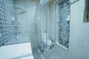 Phòng 2 giường đơn Deluxe, ban công, quang cảnh sân vườn | Phòng tắm